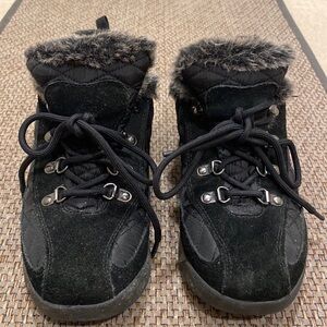 Lands’ End 8 Black Snow Shoes